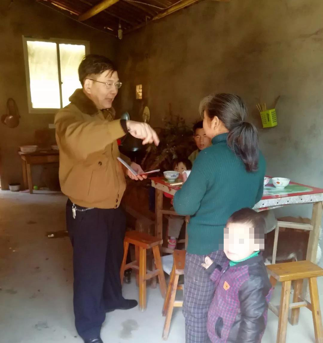 4. ▲（劉建幫忙協(xié)調(diào)解決孩子的就學問題）.jpg