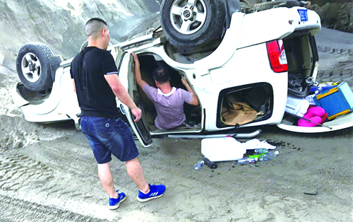 22.一中隊(duì)執(zhí)法車翻車照片（環(huán)保局供圖）.jpg