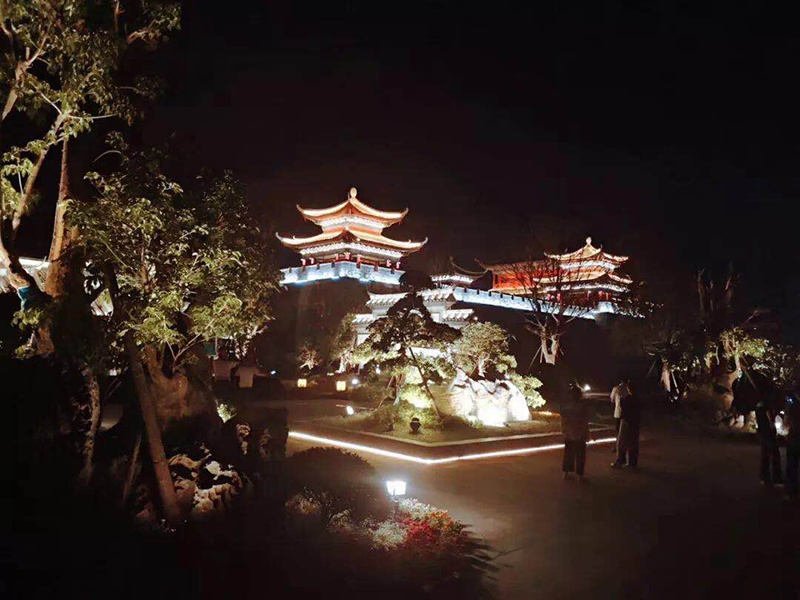 12.▲（閩越水鎮(zhèn)城門(mén)樓及沿街建筑國(guó)慶期間試亮燈）.jpg