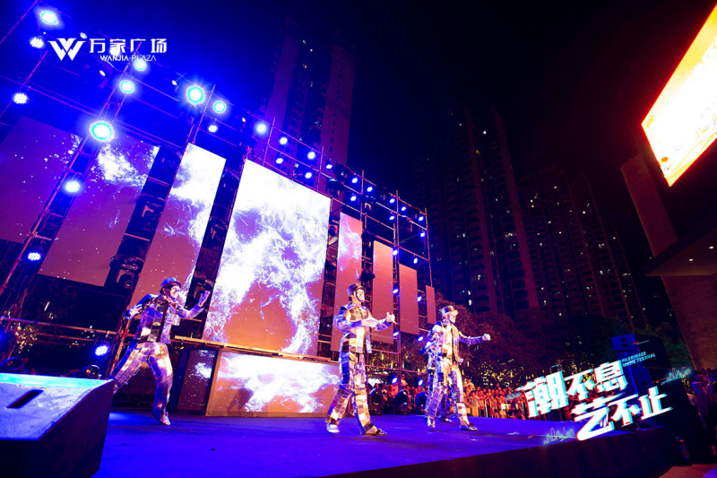 8. ▲（萬家廣場(chǎng)燈光音樂節(jié)是閩侯“夜色經(jīng)濟(jì)”的一個(gè)縮影）.jpg