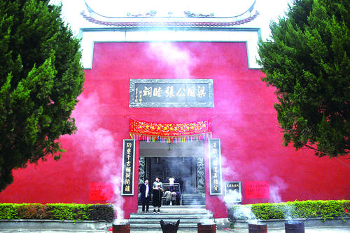 綠樹(shù)掩映中的梁國(guó)公張睦祠建筑典雅,，莊嚴(yán)肅穆。 李煜晗 攝.jpg