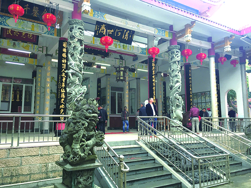 張睦祠堂大殿祠堂莊嚴(yán)無(wú)比,掛滿匾額,。 李煜晗 攝.jpg