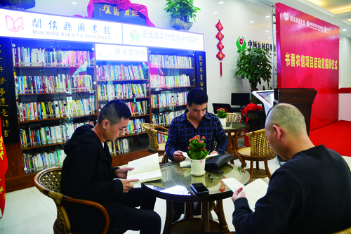群眾趁著排號(hào)的時(shí)間閱覽圖書.jpg