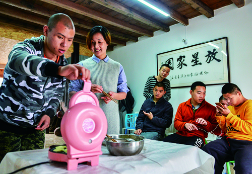 孩子們在輔導(dǎo)員的指導(dǎo)下練習(xí)動手能力,。.jpg