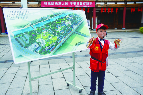 小小講解員林建輝用快板形式為大家講解。.jpg